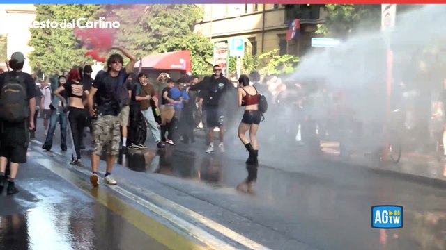 Il video della manifestazione a Bologna: tensioni e idranti in azione