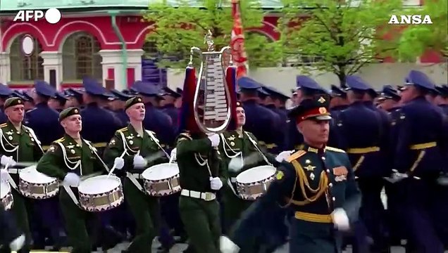 Mosca celebra la parata ristretta del Giorno della Vittoria