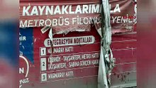 Pendik’te akılalmaz kaza! Kopan afiş motosikletli kadını yere savurdu