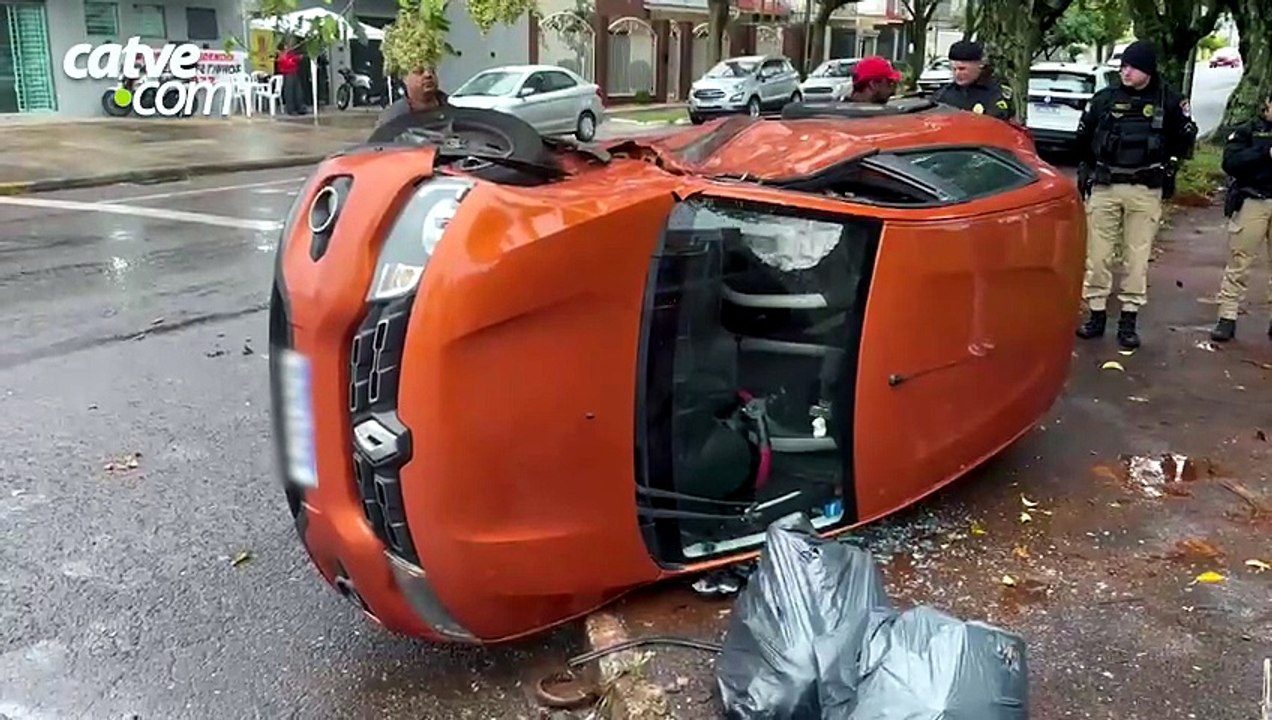 Kwid tomba após batida em cruzamento de Cascavel