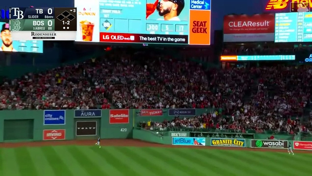 Wilyer Abreu jugando golf en Fenway Park