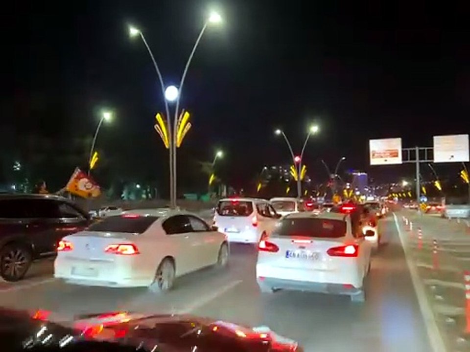 Galatasaray'ın 26. Şampiyonluğu Şanlıurfa Sokaklarında Coşkuyla Kutlanıyor