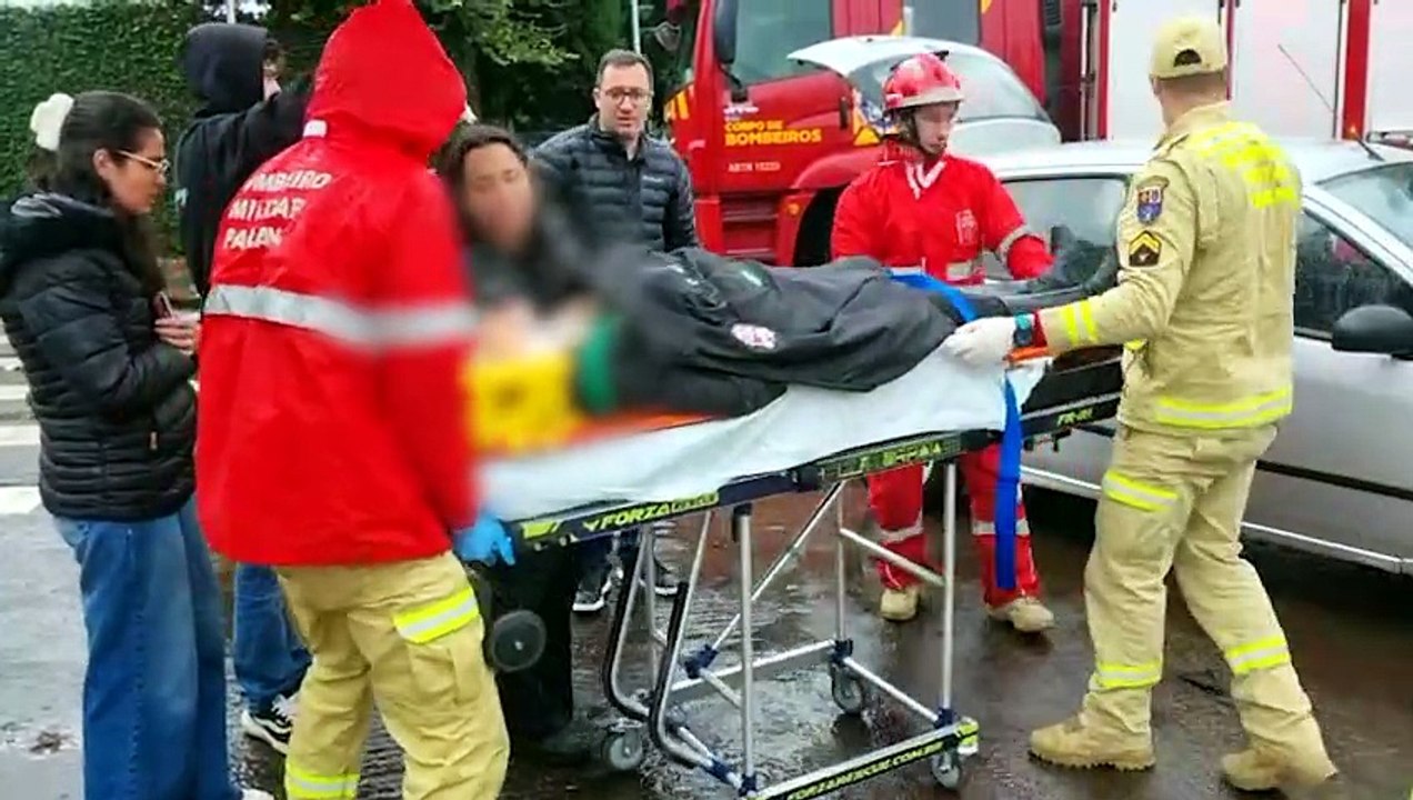 Mulher é socorrida após acidente entre Fiesta e Pulse Abarth no Centro de Cascavel