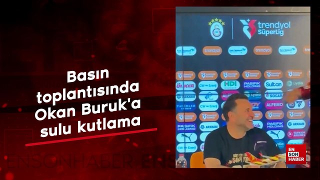 Basın toplantısında Okan Buruk'a sulu kutlama