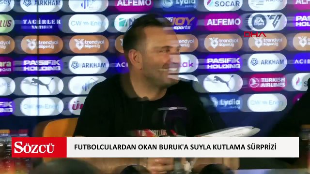 Galatasaraylı futbolcular şampiyonluk kutlamasında Okan Buruk'u suyla ıslattı!