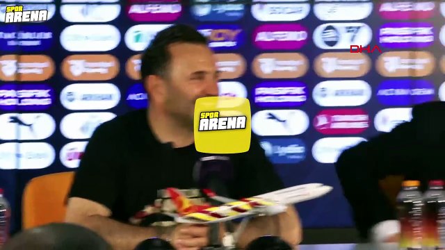 Galatasaraylı futbolculardan Okan Buruk'a sulu baskın