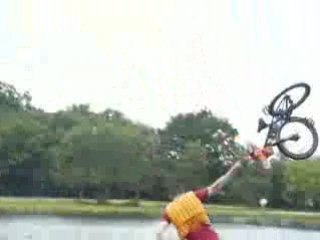 Fun vélos ! pirouettes dans le lac