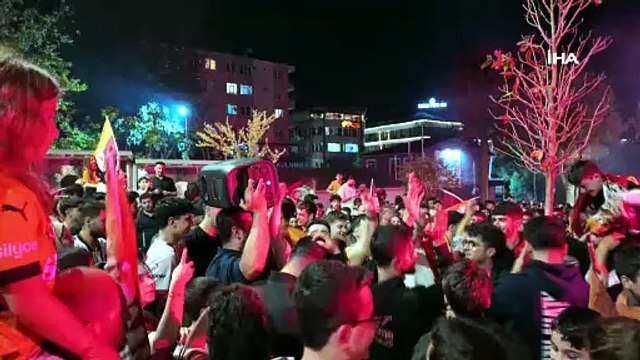 Galatasaray taraftarı şampiyonluğu sokaklarda kutladı | Ajansspor | IHA