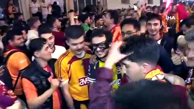 Taksim’de Galatasaraylı taraftarlar şampiyonluğu coşkuyla kutladı | Ajansspor | IHA