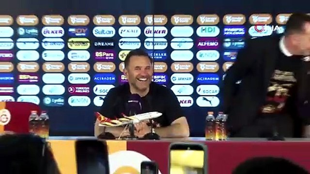 Galatasaraylı futbolculardan, basın toplantısında sulu kutlama | Ajansspor | IHA