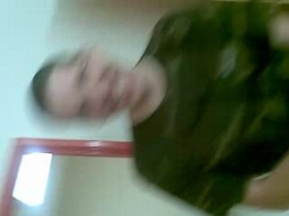 Régis se coupe les cheveux à l'armée