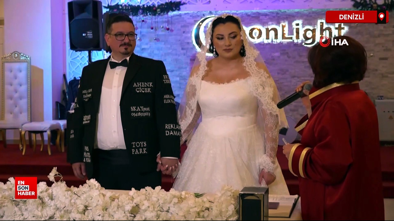 Denizli’de düğün masrafını düşürmek için damatlığını reklam alanına çevirdi