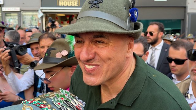 Gli alpini cantano Tu vuò fà l'americano a Crosetto: «Il ministro bello e bravo»