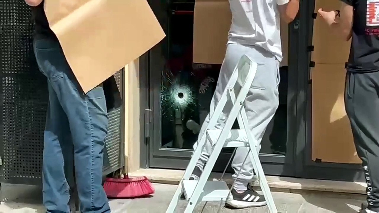 Il video dei rilievi della Scientifica dopo la notte di terrore allo Zen di Palermo: colpi contro una macelleria e un panificio