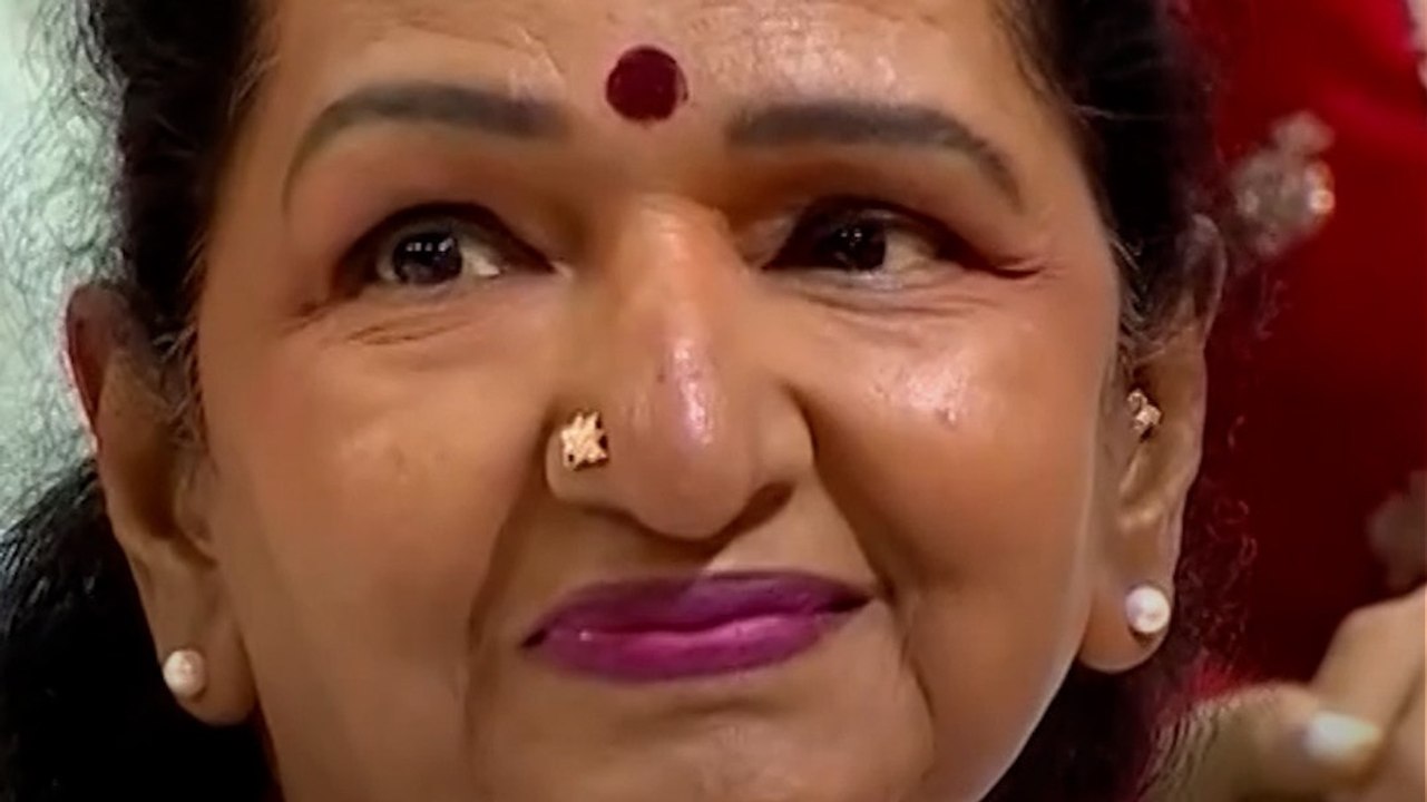 नेहरू स्टेडियम में इमोशनल मोमेंट्स: तृषा और विजय की मां के बॉन्ड ने जीता फैंस का दिल