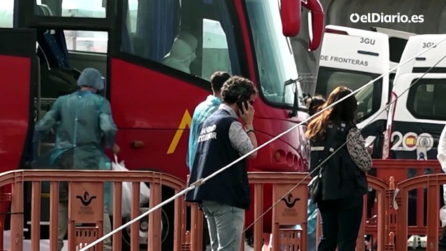 Comienza el desembarco de los pasajeros españoles del MV Hondius