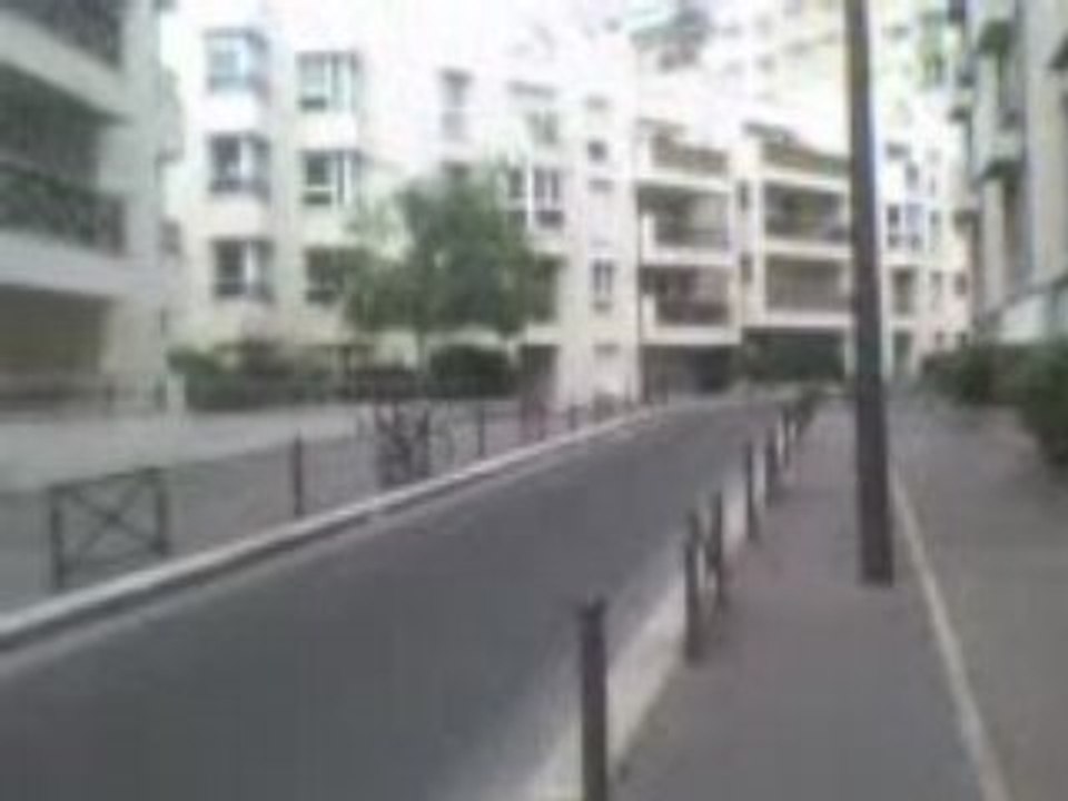 Moi dans ma rue à paris (seul two)