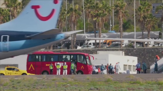 Los pasajeros españoles del barco afectado por el hantavirus embarcan en un avión con destino a Madrid