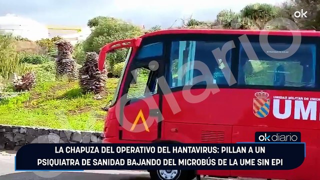 Un hombre se baja del autobús que transporta a los pasajeros españoles del Hondius