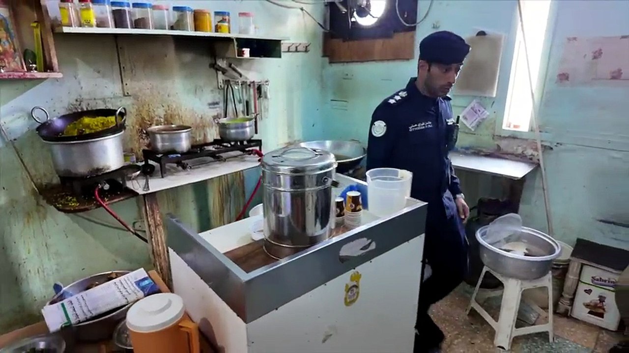 قطاع مديريات الأمن يضبط مطعماً مخالفاً ومخزناً لمواد محظورة في منطقة بنيد القار