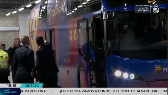 Los aficionados del Barça apedrean el autobús de su equipo por error: primeras reacciones
