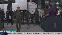 ¡El autobus del Real Madrid llega al Camp Nou con la ventana rota!
