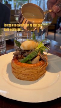 Toutes les oeuvres d’art ne sont pas dans les musées… devine où j’ai déguster celle-ci ? Un restaurant iconique de Paris.😋Et connais-tu le nom de ce plat ?#gastronomie #tapas #bonvivant #restaurant #vin