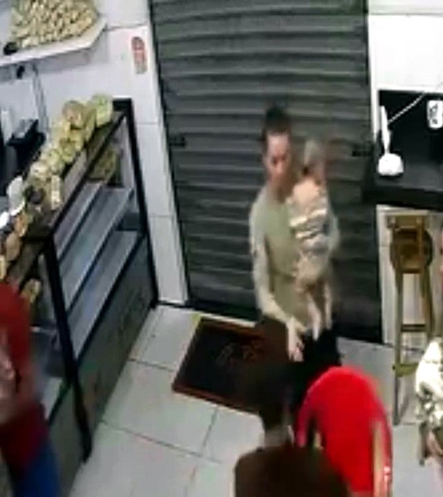 Agente de trânsito amamenta bebê de vítima de tentativa de feminicídio no Sertão de Alagoas