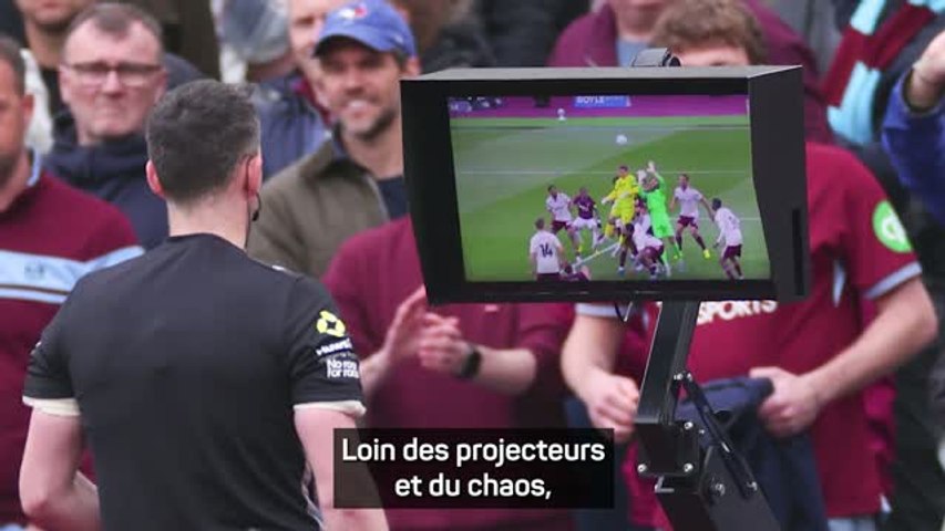 Mikel Arteta félicite l'arbitre après une décision de la VAR 