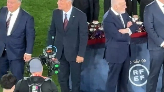 El gesto de euforia de Laporta durante la celebración del título de Liga del Barça