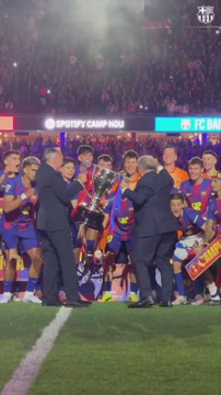 Laporta enloquecido al entregar el título de Liga a la plantilla del Barça | Barça 2 - Madrid 0