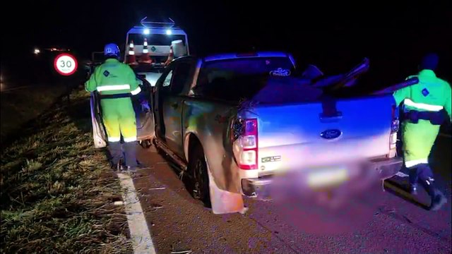 Caminhonete capota após saída de pista na BR-163