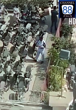 *🚨انتہائی شرمناک* *کراچی میں ٹریفک پولیس نے ای چالان کے نام پر ہسپتال اور کمپنیوں کی پارکنگ میں کھڑی بائکس کی نمبر پلیٹ کی پکچر لے کر مالکان کو ای چالان بھیجنے کا ایک نیا سلسلہ شروع کر دیا گیا ہے۔ کراچی کے عوام کی ڈی آئی جی ٹریفک اور اعلی حکام سے گزارش
