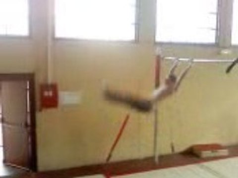 USH GYM - Yohan salto arrière barre fixe