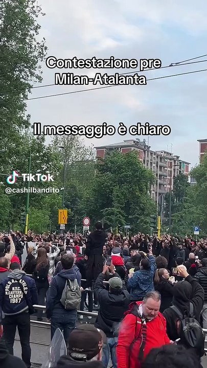 L'accusa dei tifosi, tutti in posa per la coreografia