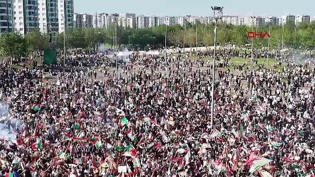Diyarbakır’da tarihi gece: Süper Lig'e yükselen Amedspor kupasını on binlerin önünde aldı!