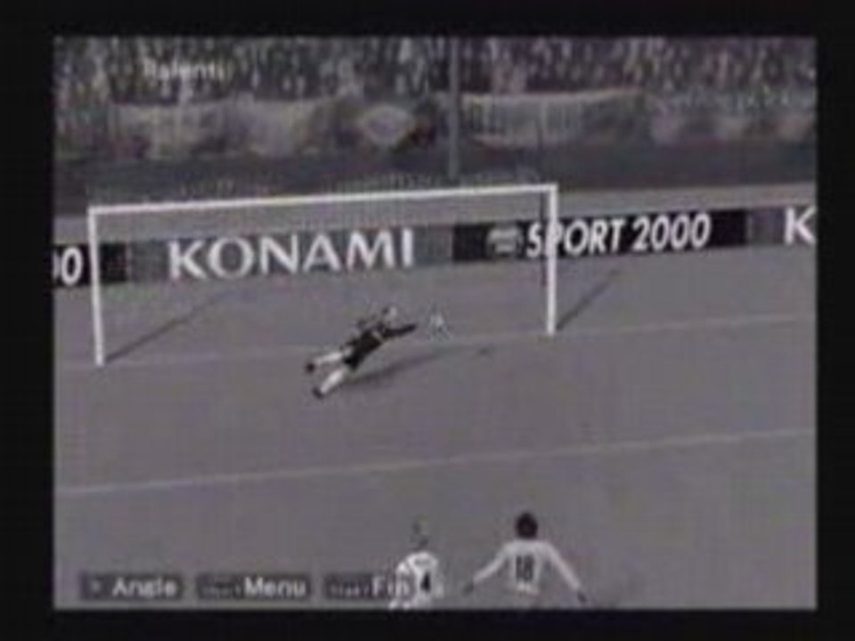 Dribbles de Zico puis coup de foulard à 18 mètres !!