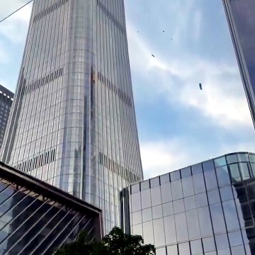 Un piccolo aereo si schianta contro il grattacielo più alto di Pechino - Video