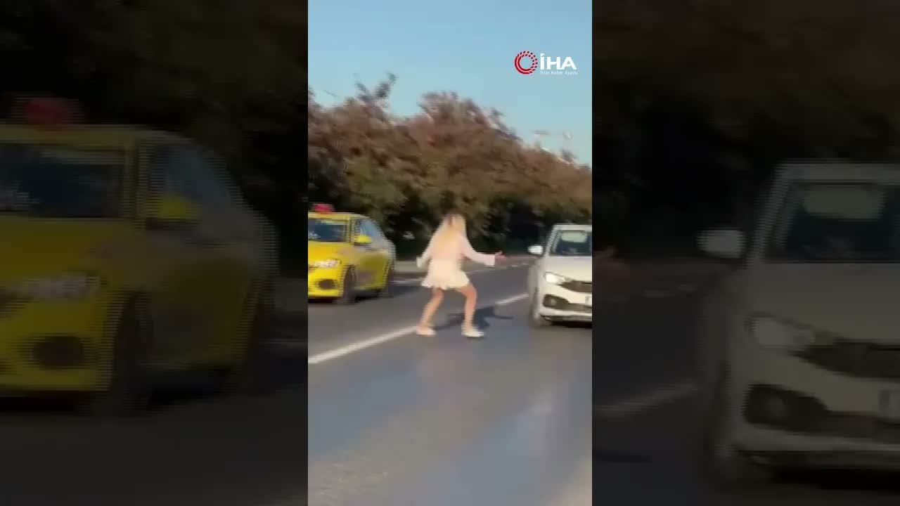 Yola atlayan alkollü olduğu ileri sürülen kadın trafiği birbirine kattı