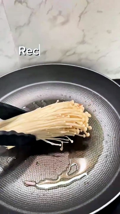 Recette Thaï 🇹🇭 tres simple et rapide : Champignons Enoki frits + Thon germon + Poudre de Pim.mp4