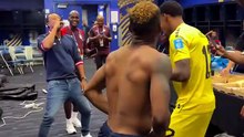 Bubista a fumar charuto no balneário