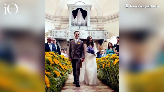 Francesca Michielin sposa tra i girasoli: l'abito sembra uscito dal suo ultimo disco