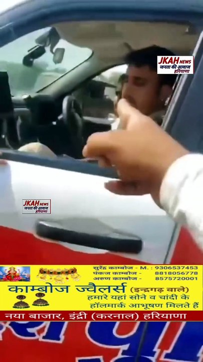 ट्रैक्टर चालक और पुलिस के बीच धक्का मुक्की का व...