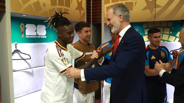 Felipe VI celebra con la selección española el triunfo frente a Uruguay en el vestuario