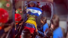 Equipos de rescate salvadoreños logran sacar de entre los escombros a una adolescente de 15 años