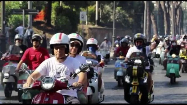 La Vespa compie 80 anni, in 25mila sfilano a Roma