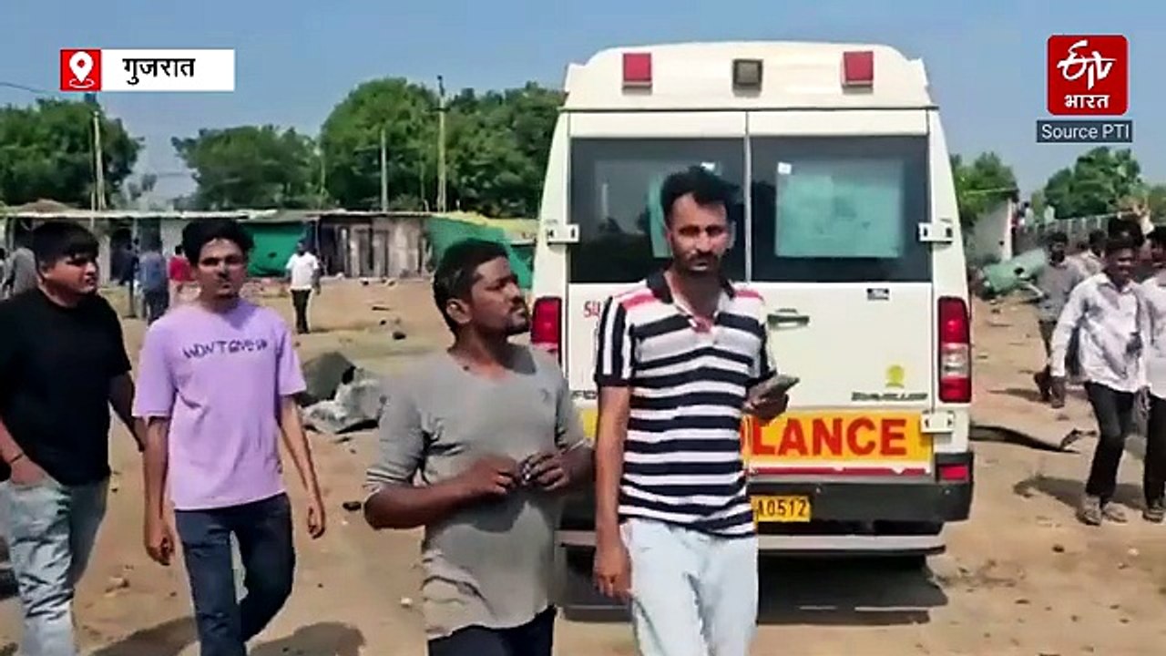 गुजरात के खेड़ा में अवैध पटाखा फैक्ट्री में भीष...