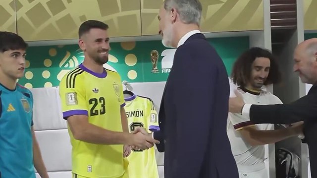 Felipe VI habla a los jugadores de la selección española tras su victoria contra Uruguay