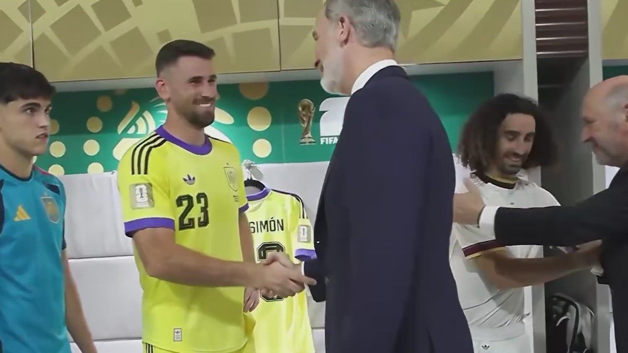 Felipe VI habla a los jugadores de la selección española tras su victoria contra Uruguay