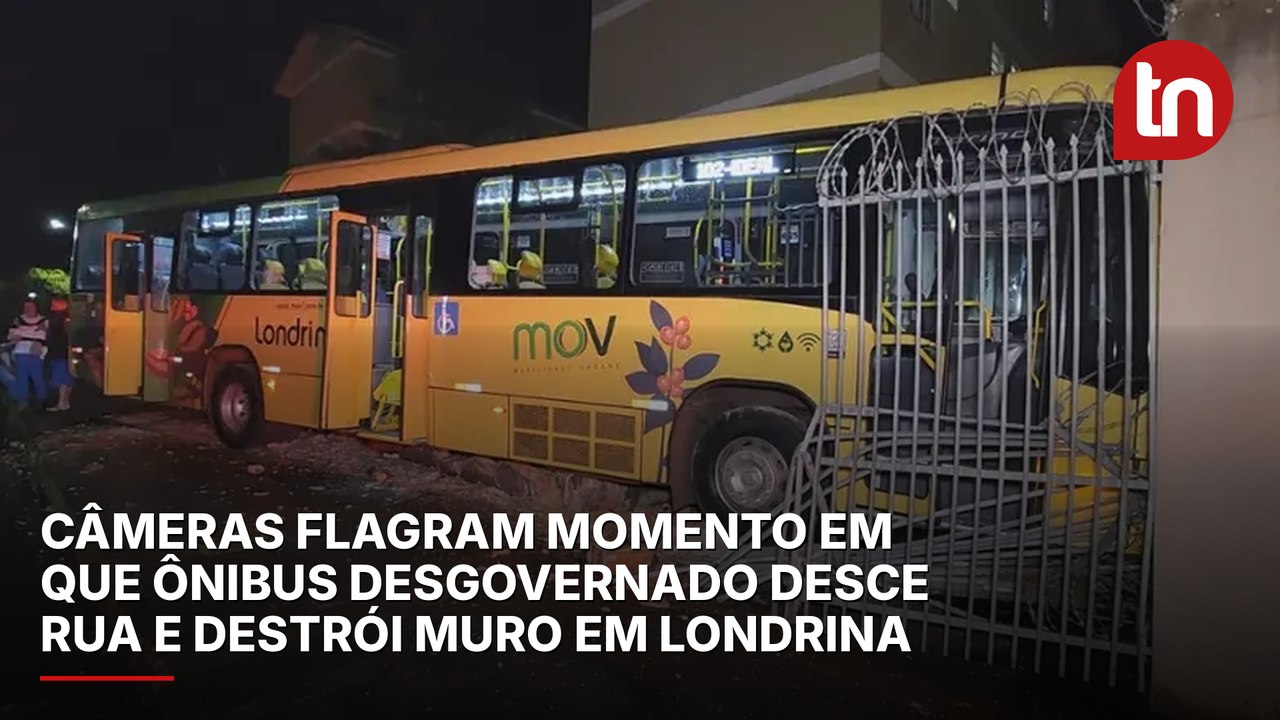 Câmeras flagram momento em que ônibus desgovernado desce rua e destrói muro em Londrina